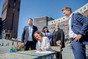 Hafslund Oslo Celsio CCS director Jannicke Gerner Bjerkås signs the support agreement. Left to right: acting CEO Knut Inderhaug, Vice Mayor for Business Development and Public Ownership Victoria Marie Evensen (Labor Party), Chairman of the Board Liv Monica Stubholt and Minister of Petroleum and Energy Terje Aasland.