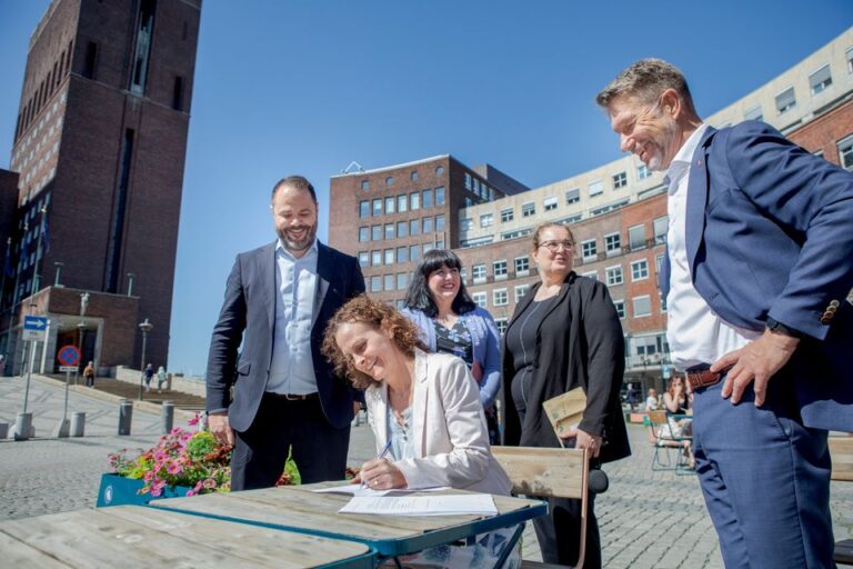 Hafslund Oslo Celsio CCS director Jannicke Gerner Bjerkås signs the support agreement. Left to right: acting CEO Knut Inderhaug, Vice Mayor for Business Development and Public Ownership Victoria Marie Evensen (Labor Party), Chairman of the Board Liv Monica Stubholt and Minister of Petroleum and Energy Terje Aasland.